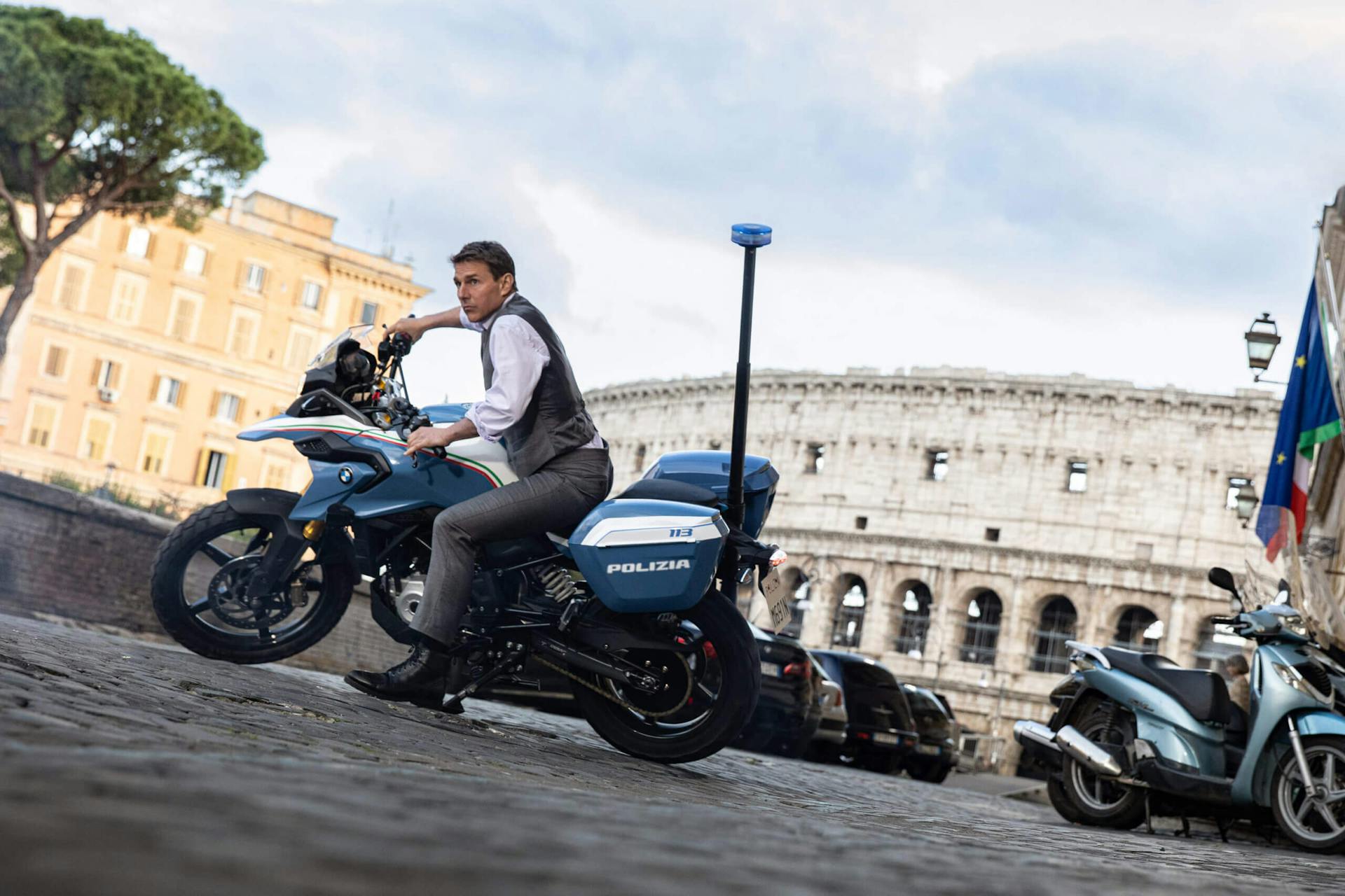 Imagem do ator Tom Cruise em cima de uma moto durante o filme Missão: Impossível – Acerto De Contas Parte 1